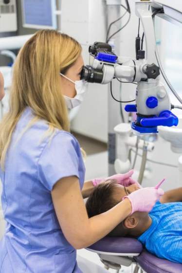 Endodontinis gydymas mikroskopu