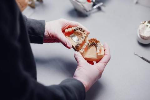 Protezai ant implantų